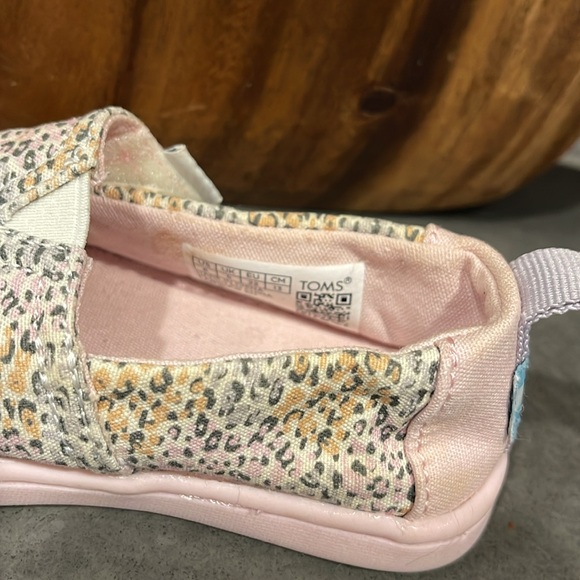 TOMS leopard slip on Velcro shoes size 6 - Picture 5 of 7